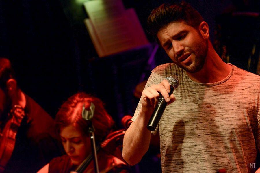 Ο Νίκος Μερτζάνος είναι τραγουδιστής και performer με σύγχρονη crossover ταυτότητα και προσωπική ερμηνευτική γραμμή, που γεφυρώνει με φυσικότητα την ελληνική Pop, το έντεχνο, το σύγχρονο λαϊκό αλλά και το διεθνές ρεπερτόριο. Με χαρακτηριστικά τη φωνητική του εκφραστικότητα, την καθαρότητα ήχου και την άμεση σύνδεση με το κοινό, δημιουργεί live εμπειρίες υψηλής αισθητικής, συναισθήματος και ενέργειας.